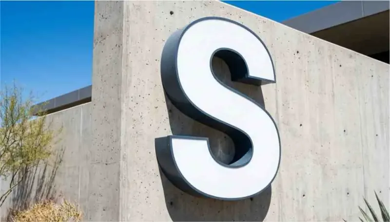 A 3D-printed letter in direct summer sun keeping its shape, illustrating heat resistance