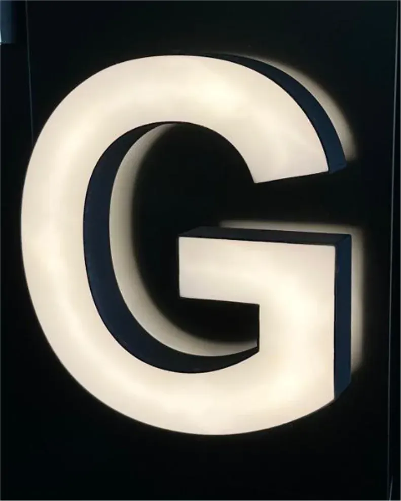 A halo and front lit 3d printed letter